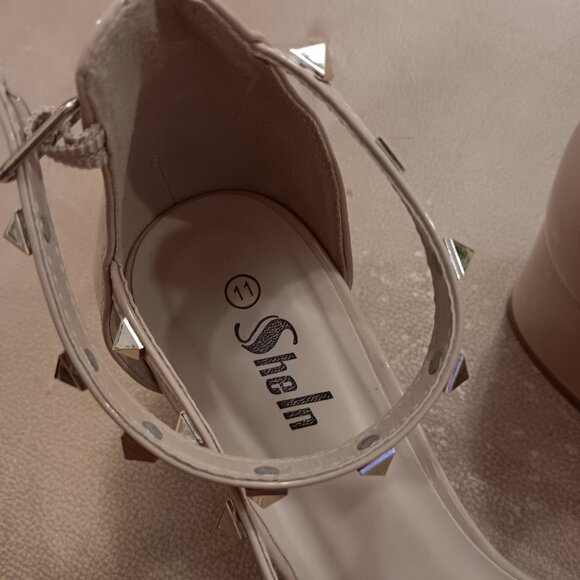 **STUDDED STRAPPY LOW HEEL SIZE 11** - Picture 3 of 10